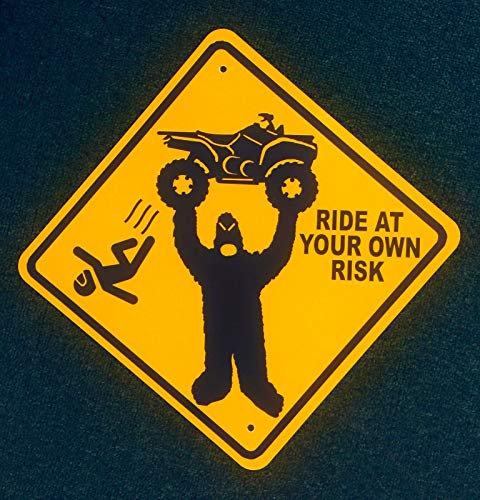 Lustiges Blechschild Bigfoot Sasquatch ATV Ride at Your Own Risk Metallposter Plaketten für Zuhause, Wohnzimmer, Küche, Café, Bar, Vintage-Wanddekoration, Metallschild, 30,5 x 30,5 cm