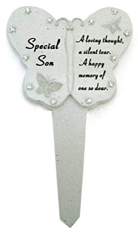 Sohn mit Memorial Schmetterling Gartenstecker Stein Garten Plaque Grave Ornament drückt in Boden