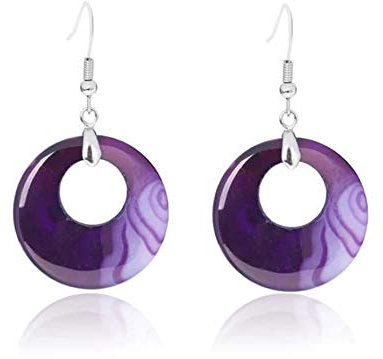 Orecchini pendenti in stile contemporaneo, realizzati in pietra naturale di agata viola e rifiniti in argento.