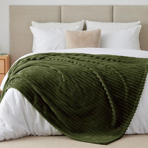BEDELITE Kuscheldecke Flauschig Deko Decke für Bett, Olivgrün, 230x270 | Extra Große Fleecedecke, Cord Überwurf für Wohnzimmer und Schlafzimmer, weiche Wohndecke, Tagesdecke, das ideale Geschenk