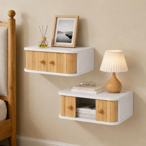 SUMGAR Table de Chevet Suspendue Lot de 2 Bambou Table de Nuit Murale Bois | Chevets suspendus blancs, 2 portes tambour chacun, 38 x 30 x 15 cm, 20 kg, chambre, petits espaces, style boho scandinave