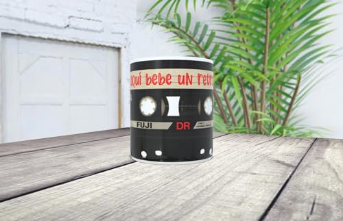 La Huella Taza personalizada vintage cassette Aquí bebe un retro. Ideal para todos los amantes de las cintas y lo retro.