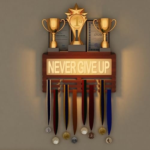 CoolGift Mart Trophäenregal, NEVER GIVE UP Leuchttrophäen- und Medaillenhalter, medaillen aufhänger, Präsentationsregal für Auszeichnungen oder Bänder, Sportthemen-Bandhalter für die Wand