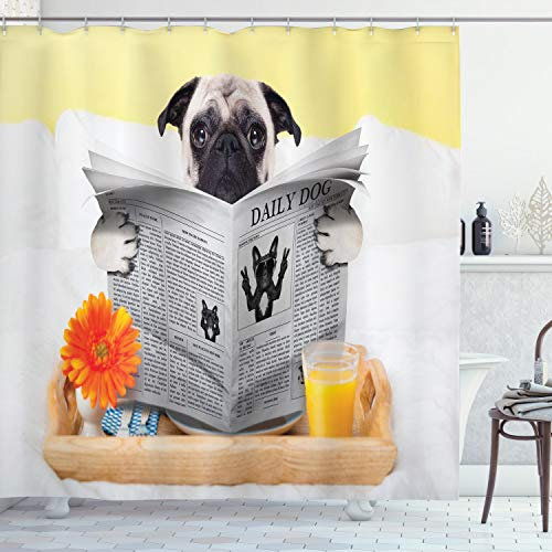 ABAKUHAUS Mops Duschvorhang, Mops Lesen News Daily Dog, Stoffliches Gewebe Badezimmerdekorationsset mit Haken, 175 x 180 cm, Pale Brown Gelb Orange