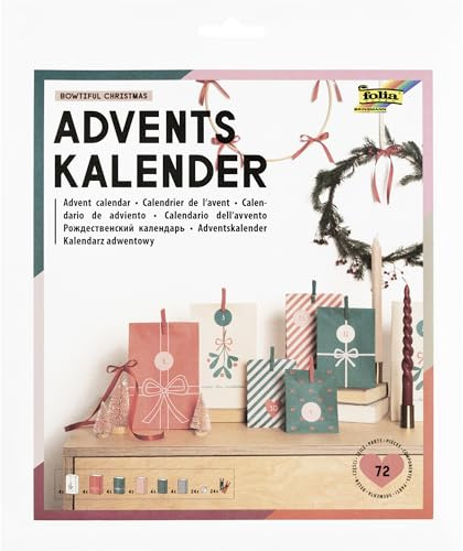 folia 9399 - Adventskalender BOWTIFUL CHRISTMAS, 72-teiliges DIY Bastelset aus 24 Papiertüten mit Weihnachtsmotiven in 3 Größen, 24 Holzklammern in Rot und Grün & 24 Stickern