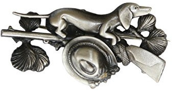 Breiter Hutanstecker Hutabzeichen Hutschmuck Abzeichen Jagdsport Schützensport - Anstecker Gewehr mit Dackel und Hut - Trachtenpin Brosche