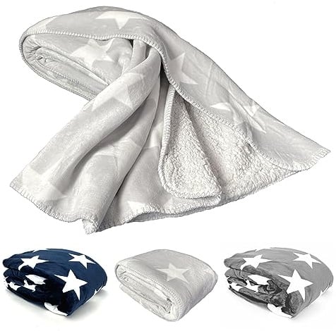 heimtexland ® Dicke Kuscheldecke Sterne Soft Flanell Sherpa Wohndecke warm 150x200 XL Winterdecke Typ855 Hellgrau