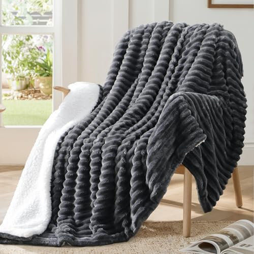 Aisbo Kuscheldecke Flauschig Decke Grau - Dicke Sherpa Decke Warm 150x200 cm XL als Sofadecke Couchdecke, Weich Kuschelige Cord Decke Wohndecke, Sofa Couch Decke Überwurf, Plüsch Decke Winter