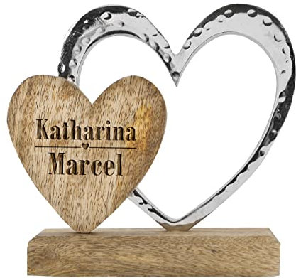 Herz & Heim® Herz Skulptur mit Gravur zur Hochzeit aus Holz/Metall (2 Namen mit Herz, 16 cm x 16 cm x 5 cm (B/H/T))