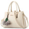 FORRICA Handtaschen Damen mit Pompon Mode Schultertasche Frauen Umhängetasche Shopper Tasche PU Leder Henkeltasche Weiß