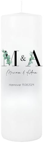 MilaBoo® Hochzeitskerze personalisiert in 8x25cm I Traukerze beidseitig bedruckt in Farbe I Hochzeitsgeschenk für Brautpaar Made in Germany (Buchstabe Eukalyptus)