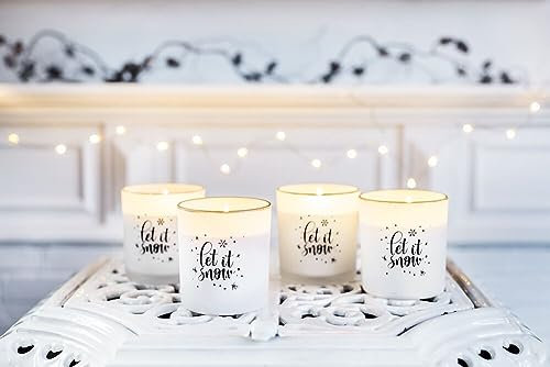 Duftkerze im Glas - 4er-Set - Let It Snow Kerze, Advent, Weihnachten, Raumduft - Kein Ruß - Brenndauer: 25 Std - verschiedene Duftaromen – 7x7x8 cm