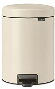 Brabantia - NewIcon Treteimer 5L - Kleiner Abfalleimer für Bad oder Toilette - Sanft Schließender Deckel - Leichte Pedalbedienung - Entnehmbarer Inneneimer - Soft Beige - 21 x 28 x 29 cm
