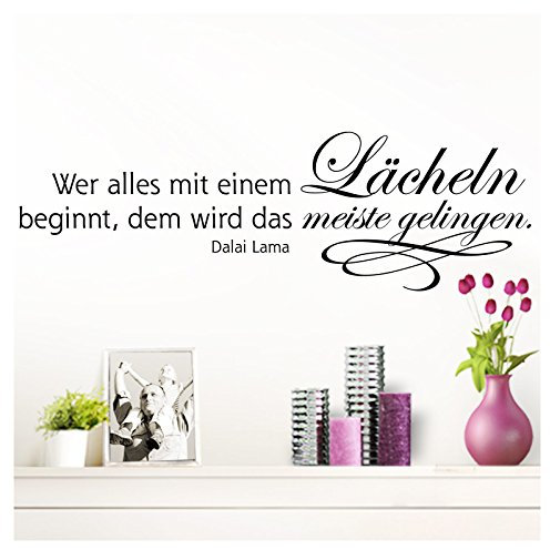 Wandaro Wandtattoo Zitat Wer Alles mit einem Lächeln beginnt I schwarz (BxH) 80 x 25 cm I Wohnzimmer Schlafzimmer Flur Aufkleber Wandsticker Wandaufkleber W3310