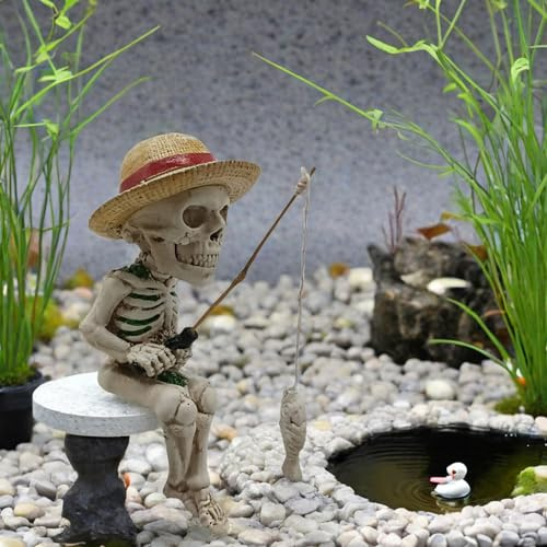 Halloween Deko Angeln Skelett Statue, Mini Totenkopf Figuren 4,5 Zoll, Kunstharz Lustiges Angeln Skelett Skulpture mit Strohhut/Kürbishut, Außen Deko Ornamente für Garten Teich Brunne (Strohhut)