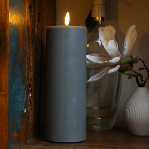 MARELIDA LED Kerze Echtwachskerze Deluxe Homeart mit realistischer 3D Flamme mit Wachsspiegel Stumpenkerze für Innen grau (D: 7,5cm - H: 20cm)