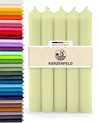 Premium Stabkerzen Grün durchgefärbt, 10 Stück, 180mm x 22mm | Made in Germany, Lange Brenndauer 8+ Stunden - Bunte Spitzkerzen Ohne Tropfen & Rußen - RAL-Zertifizierte Haushaltskerzen