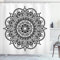 ABAKUHAUS Henna Duschvorhang, Symmetrische Blumen-Kunst, Stoffliches Gewebe Badezimmerdekorationsset mit Haken, 175 x 200 cm, Weiß schwarz