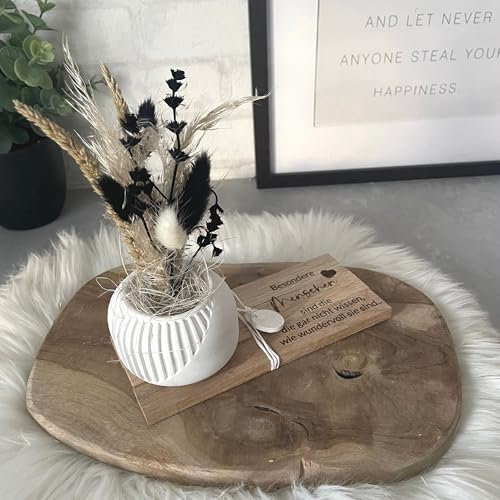 Vase mit Trockenblumen auf Holztablett, Gravur, Geschenk Frau, Geburtstag, Mitbringsel, Geschenke aus Holz und Keraflott, Tischdeko (Besondere Menschen ...)