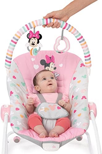 Bright Starts, Disney Baby Minnie Mouse Forever Besties, Wippe für Babies und Kleinkinder, mit beruhigenden Vibrationen, abnehmbarem Spielzeugbogen und 2 Spielzeugen, rose, 12209