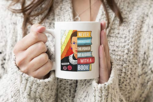 Never Underestimate Power of A Girl With Book RBG Ruth feminism Weißer Becher Kaffee Tee Mug Cup 330 ml Becherschale Tasse