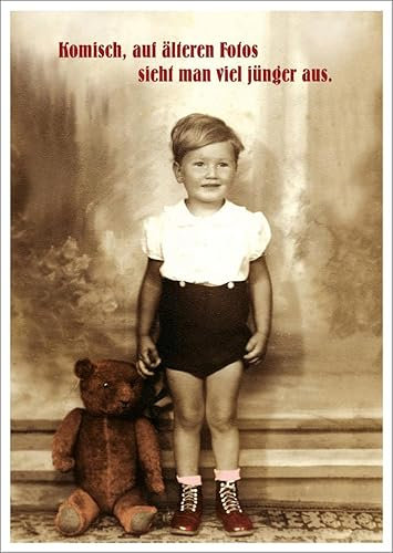 Gutsch Verlag Lustige Vintage Postkarte mit Spruch 'Komisch, auf älteren Fotos sieht man viel jünger aus' - Retro Humor, Kind mit Teddybär, Nostalgische Postkarte.