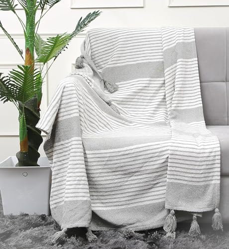 The Home Talk Überwurfdecken, handgewebt, 100 % reine Baumwolle, 127,7 x 152,4 cm, karierte gestreifte Decken für Couch, Stuhl, Bett, Reisen – handgestrickte Quasten – gemütlich und leicht – Hellgrau