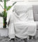 The Home Talk Überwurfdecken, handgewebt, 100 % reine Baumwolle, 127,7 x 152,4 cm, karierte gestreifte Decken für Couch, Stuhl, Bett, Reisen – handgestrickte Quasten – gemütlich und leicht – Hellgrau
