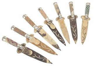 Coltello da carne argentino con tessuto colorato a zigzag e guaina in pelle ricamata