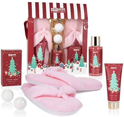 BRUBAKER Cosmetics Bade- und Dusch Set Winter Beeren Duft - 6-teiliges Geschenkset mit extra weichen Plüsch Hausschuhen rosa - Weihnachtsset für Freundin