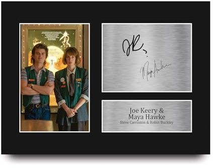 HWC Trading Joe Keery & Maya Hawke Strange Hawkins Thing Geschenke Gedrucktes Signiertes Autogramm Foto für Fans von Fernsehshows - A4