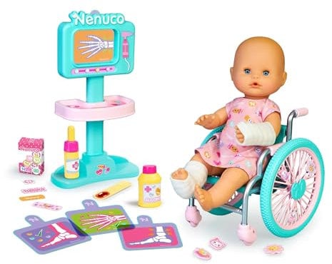 Nenuco - Set de Jeu Emergency Doctor ! | Poupée de 35 cm et Corps Dur, avec Accessoires de Soins, radiographies, Fauteuil Roulant et plâtre, pour Les Enfants à partir de 2 Ans,