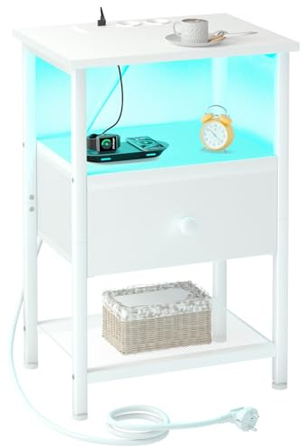 AMHANCIBLE Mesita de Noche, con Carga y Luces LED, Mesa Auxiliar con Cajones de Tela, Mesa de Sofá de 3 Niveles con Estante Abierto, Mesita de Noche de Madera para Dormitorio, Salón, Blanco