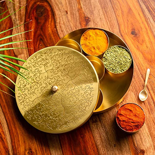 ExclusiveLane Indische Gewürzboxen aus Messing, Blumenmuster, handgeätzt, für Küche, Masala Dabba mit Löffel (7 herausnehmbare Behälter, 40 ml) – indische Gewürzbox, Masala-Box, Masala-Daani, Namak,