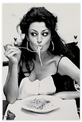MEZUMI Leinwandposter Italienerin isst Spaghetti, Schwarz und Weiß, Kunst, Wandkunst, Dekordruck, Bild für Wohnzimmer, Schlafzimmer, Dekoration, ungerahmt, 50 x 75 cm