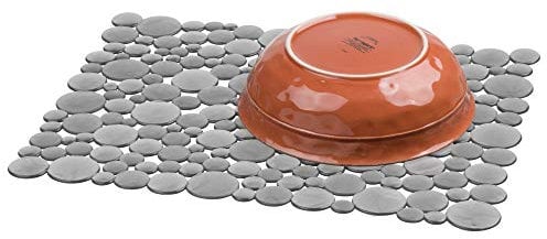 iDesign Alfombrilla escurreplatos para fregadero, rejilla de plástico de tamaño grande, tapete protector para fregaderos de acero inoxidable y cerámica, gris