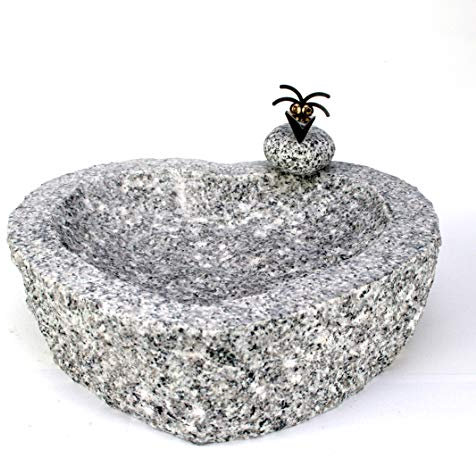 Gebrüder Lomprich Vogelbad Herz aus Granit (mit 1 Vögele am Rand sitzend)