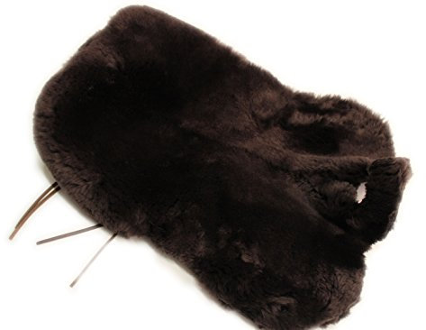 Echter Lammfellbezug, Sattelbezug für Ihren Westernsattel. Sitzfell mit Hornausschnitt in 2 verfügbaren Größen. Dunkelbraunes Lammfell - dicht und kräftig, atmungsaktiv und sauber verarbeitet