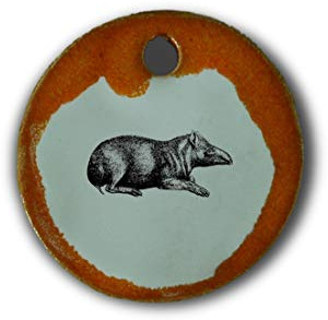 Schöner Keramik-Anhänger „Tapir“ in orange marmoriert; Schmuck Kette Kettenanhänger Geschenk Kunsthandwerk Keramik rund Talisman Halskette Aufmerksamkeit Mitbringsel individuell