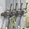 Sungmor Colgador de pared de hierro fundido con 4 ganchos, gancho decorativo montado en la pared, antiguo, estante colgante estilo rústico, excelente para herramientas manuales, jardineras