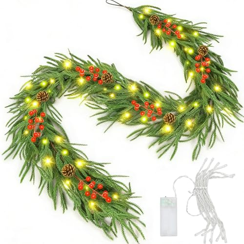 Sadodo LED Weihnachtsgirlande mit Beleuchtung – 1,8m Tannengirlande mit 3m warmweißen 20 LEDs, rote Beeren & Tannenzapfen – Künstliche Girlande für Innen, Deko Weihnachten & Boho Hochzeit