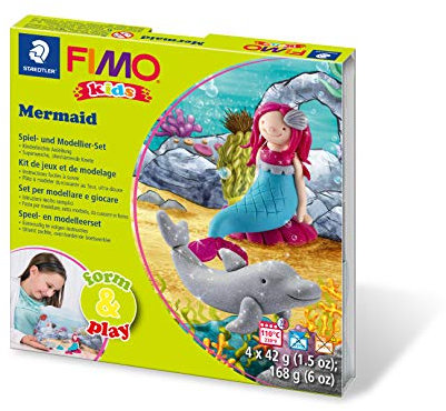 Staedtler 8034 12 LY Fimo kids form&play Set Mermaid (superweiche, ofenhärtende Knete, kinderleichte Anleitung, wiederverschließbare Box, Set mit 4 Fimo Blöcken, 1 Modellierstab und 1 Spielkulisse)