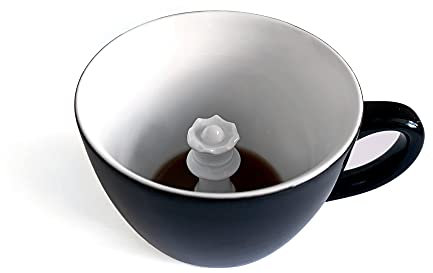 Creature Cups Chess Queen Keramiktasse (325 ml, schwarz) – versteckte Schachfiguren-Statue im Inneren – Queen's Gambit – Urlaubs- und Geburtstagsgeschenk für Schach, Kaffee & Teeliebhaber