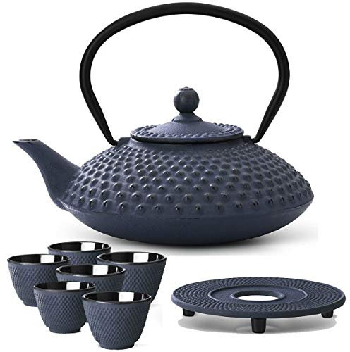 Teekanne asiatisch Gusseisen Set blau 1.25 Liter mit Henkel & Edelstahl Tee-Filter Sieb-Einsatz für losen Tee & Untersetzer und Teebecher (6 Tassen)