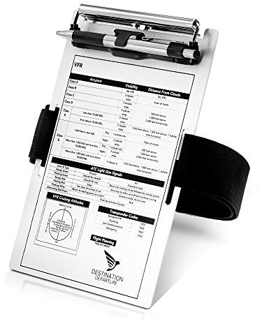 Destination Departure Pilot Kneeboard – Planche d'écriture pilote en aluminium – 14 x 20 cm – Clip en métal et porte-stylo pratique – Sangle élastique confortable