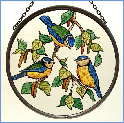 Dekorativer handbemalter Glasmalerei-Sonnenfänger im blauen Tits Design.