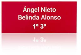 Placa de Buzón de plástico para Exterior Color Rojo y Grabado Blanco. Cinta autoadhesiva ultrarresistente. Grosor 1,5mm y tamaño máximo 100x40mm