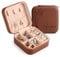 MeMeDIY Personalisierte Schmuckschatulle mit Namen/Blume Individuelles Leder Reise-Schmuckkästchen Schmuck-Organizer-Box Hochzeit Brautjungfer Geschenke für Frauen und Mütter A1-Braun