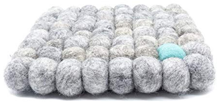 feelz Filzuntersetzer eckig grau mit bunter Kugel 20 x 20 cm Handarbeit Topfuntersetzer bunt Bunte Filzkugel Untersetzer aus Filz Filzkugeluntersetzer Fairtrade (Natur/türkis)