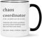 Taza de coordinador del caos, regalo de oficina para jefes, compañeros de trabajo, mujeres, amigas, divertida taza de café para Navidad, elefante blanco, mango negro de 11 onzas